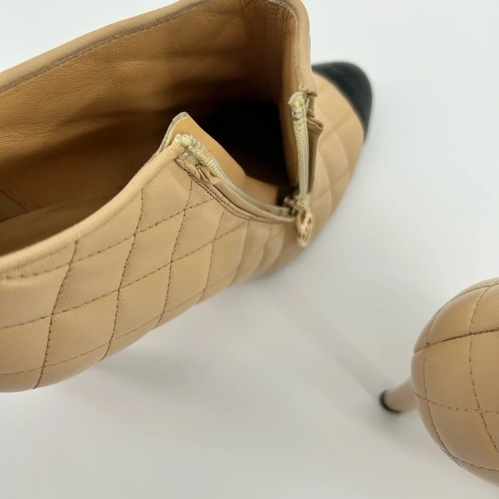 Chanel Beige Quilted Leather w Black Cap Toe Short Bootie Heels Size 38 07A - Picture 16 of 16